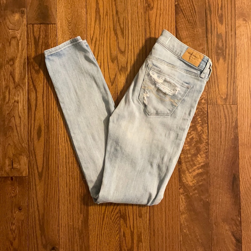 Abercrombie &Fitch ANF Destroy light wash jeans